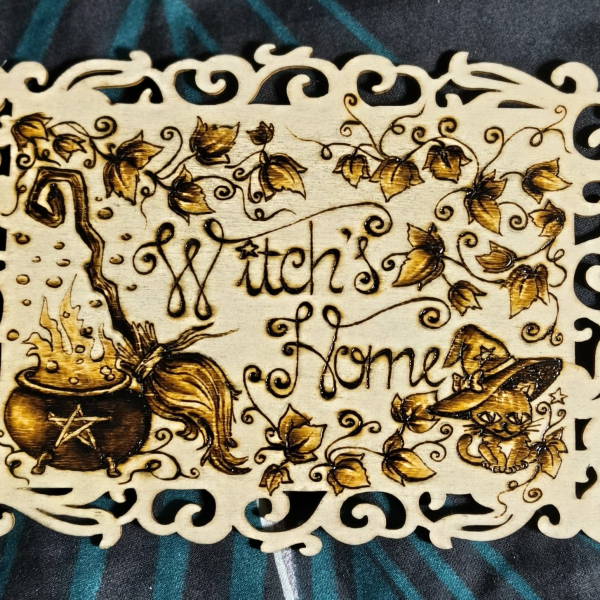 Witch Home - ręcznie wypalany obrazek